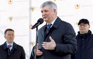 На фото: губернатор Воронежской области Александр Гусев (в центре) на церемонии открытия объездной дороги вокруг Боброва