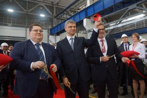 На фото: Игорь Чайка, президент РЖД Олег Белозеров и глава Vossloh AG открывают завод в Энгельсе.