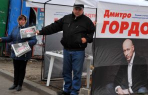 На фото: агитационная палатка с изображением самоводвиженца Дмитрия Гордона перед выборами депутатов Верховной рады, 2014