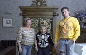 На фото: совладелец компании "Евросеть" Евгений Чичваркин со своей семьей. Апрель 2008 года