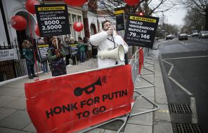 На фото: бывший владелец "Евросети" Евгений Чичваркин провел митинг у здания посольства РФ в Лондоне, 2018 год