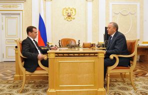 На фото: премьер-министр РФ Дмитрий Медведев и губернатор Саратовской области Валерий Радаев (слева направо) во время встречи в Доме правительства РФ