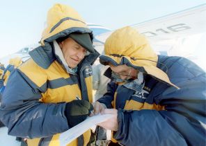 В составе экспедиции "Северный полюс 2002" на дрейфующей льдине побывал известный телеведущий программы "В мире животных" Николай Дроздов. На снимке: Николай Дроздов (слева) дает автограф