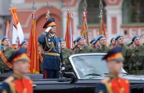 На фото: командующий Парадом Победы генерал-полковник Валерий Герасимов и участники военного парада, посвященного 66-й годовщине победы в Великой Отечественной войне, на Красной площади