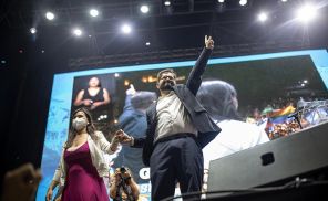 На фото: кандидат в президенты Габриэль Борич (Одобряю достоинство) избран президентом Республики Чили после победы над своим противником Хосе Антонио Кастом