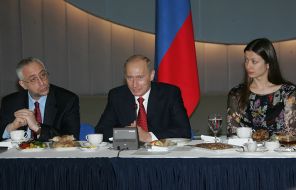На фото: ведущий программы «Зеркало» Николай Сванидзе, президент России Владимир Путин и ведущая программы «Вести» Мария Ситтель (слева направо) на встрече с руководством ВГТРК, 2006