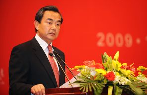 На фото: глава управления по делам Тайваня материковой части Китая Ван И выступает на симпозиуме, 2009