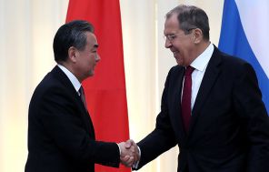 На фото: министр иностранных дел Китая Ван И и министр иностранных дел РФ Сергей Лавров (слева направо) во время пресс-конференции 