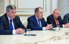 На фото: министр иностранных дел РФ Сергей Лавров (в центре), заместитель министра иностранных дел РФ Андрей Руденко