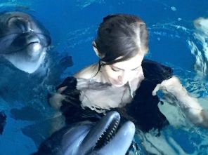 Наталья Поклонская в бассейне с дельфинами