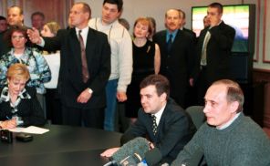 На снимке: Владимир Путин (справа) выступил на пресс-конференции в своем избирательном штабе. Второй справа - руководитель избирательного штаба Владимира Путина - Дмитрий Медведев, 2000 год. 