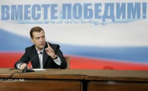 Первый вице-премьер РФ Дмитрий Медведев на пресс-конференции в своем избирательном штабе.