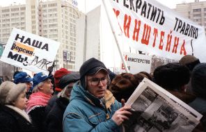 На фото: митинг в защиту журналиста "МК" Александра Хинштейна, которого следственные органы пытаются привлечь к ответственности "по делам о якобы подложных документах", 2000