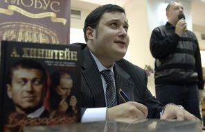 На фото: Александр Хинштейн на презентации книги "Березовский и Абрамович. Олигархи с большой дороги", 2007