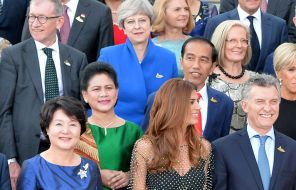 На фото: во втором ряду изображены: Ириана Джоко Видодо, президент Индонезии Джоко Видодо