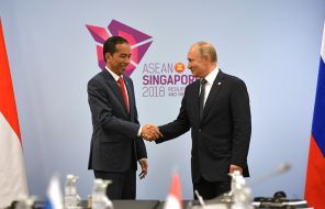 На фото: президент России Владимир Путин и президент Индонезии Джоко Видодо (слева) в Сингапуре