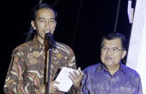 На фото: Джоко Видодо избран новым президентом Индонезии, 2000