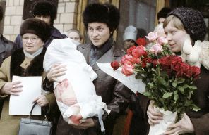 На фото: чемпион мира по шахматам Анатолий Карпов с новорожденным сыном Толей, женой Ириной и матерью Ниной Григорьевной на пороге роддома, 1979