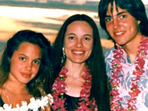 Анджелина Джоли с мамой и братом