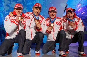 На фото: российские биатлонисты Евгений Устюгов, Максим Чудов, Антон Шипулин и Иван Черезов (справа налево), завоевавшие бронзовые медали в эстафете 4x7,5 км, во время церемонии награждения на XXI зимних Олимпийских играх, 2010