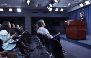 На фото: пресс-секретарь Пентагона Джон Кирби выступает во время брифинга в Пентагоне в Вашингтоне, округ Колумбия, Соединенные Штаты, 2014