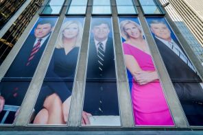 На фото: промо ведущих Fox News, включая Такера Карлсона (в центре), в штаб-квартире Fox News, Нью-Йорке, США, 2019 год.