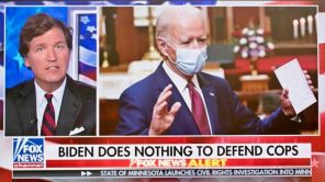 На фото (слева направо): телеведущий Fox News Такер Карлсон и президент США Джо Байден, 2020 год.