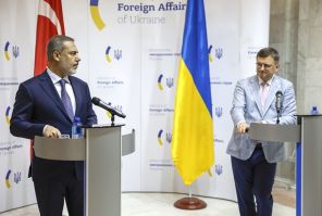 На фото: министр иностранных дел Украины Дмитрий Кулеба и министр иностранных дел Турции Хакан Фидан (справа налево) во время совместной пресс-конференции, 25 августа 2023 года.