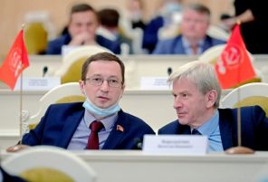 На фот (слева): Роман Кононенко во время отчета пресс-службы о заседании Законодательного Собрания СПб 17 ноября 2021 года.