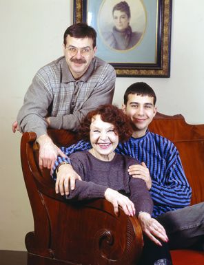 Телеведущий Иван Ургант со своим отцом и бабушкой, актрисой Ниной Ургант, 2008 год