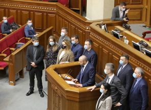 На фото: член депутатской фракции партии "Голос", народный депутат Рустем Умеров выступает с трибуны во время очередного заседания Верховной Рады в Киеве, 2020 год.