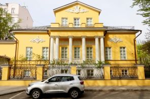На фото: дом-усадьба заместителя министра обороны РФ Тимура Иванова в Чистом переулке в Москве.
