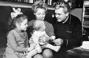 Федор Бондарчук в детстве с сестрой и родителями