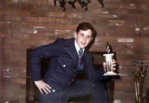 Майк Пенс показывает один из строфеев, который он выиграл в речевом конкурсе будучи студентом католической школы Всех Святых