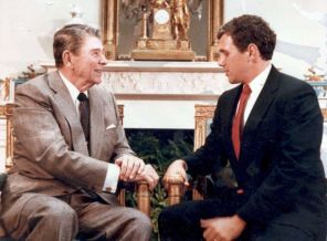 Майк Пенс во время встречи с бывшим президентом США Рональдом Рейганом, 1988 год