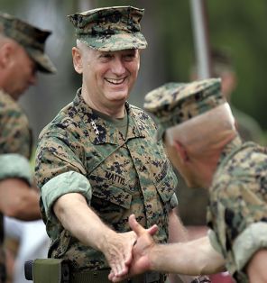 На фото: генерал-лейтенант Джеймс Мэттис пожимает руку другу, 2006