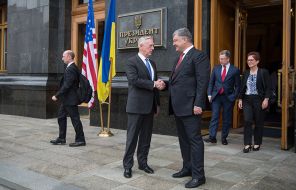 На фото: министр обороны США Джеймс Мэттис, слева, пожимает руку президенту Украины Петру Порошенко возле офиса президента, 2017