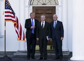 На фото: президент Дональд Трамп и избранный вице-президент Майк Пенс позируют для фотографий с генералом морской пехоты в отставке Джеймсом Мэттисом