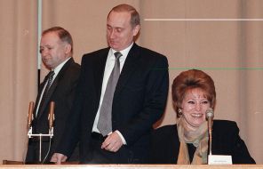 на ото: президент России Владимир Путин и Валентина Матвиенко, 2005