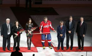 На фото: Александр Овечкин получил золотую клюшку в честь 500 заброшенных шайб в НХЛ