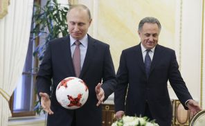 На фото: президент РФ Владимир Путин и президент Российского футбольного союза (РФС), вице-премьер РФ Виталий Мутко (слева направо) 