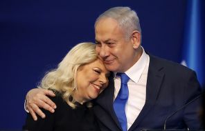 На фото: премьер-министр Израиля Биньямин Нетаньяху с супругой Сарой, 2020