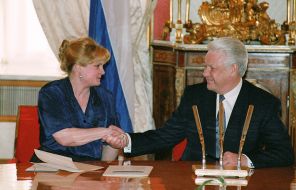 На фото: президент РФ Борис Ельцин и министр социальной защиты населения РФ Элла Памфилова во время встречи, 1993