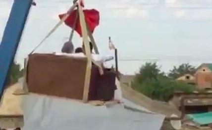 Шокирующее видео: в Дагестане автокран на стреле катал чету молодоженов с ребенком 0
