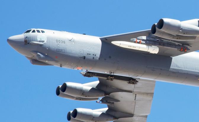 На фото: прототип AGM-183A на борту самолета B-52 ВВС США во время испытаний