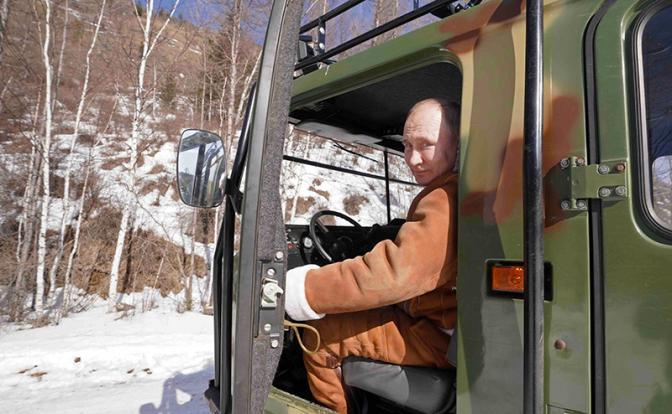 На фото: президент России Владимир Путин в кабине вездехода во время прогулки в тайге в Сибирском федеральном округе.