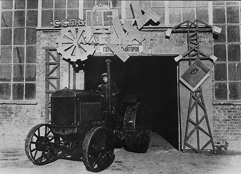 На фото: 105-й трактор вышел с конвейера. Сталинский тракторный завод, 1931 год