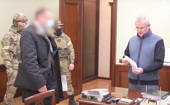 На фото: сотрудники Следственного комитета России во время задрежания губернатора Пензенской области Ивана Белозерцева (справа) по подозрению в получении взятки в размере 31 млн рублей от бизнесмена Бориса Шпигеля