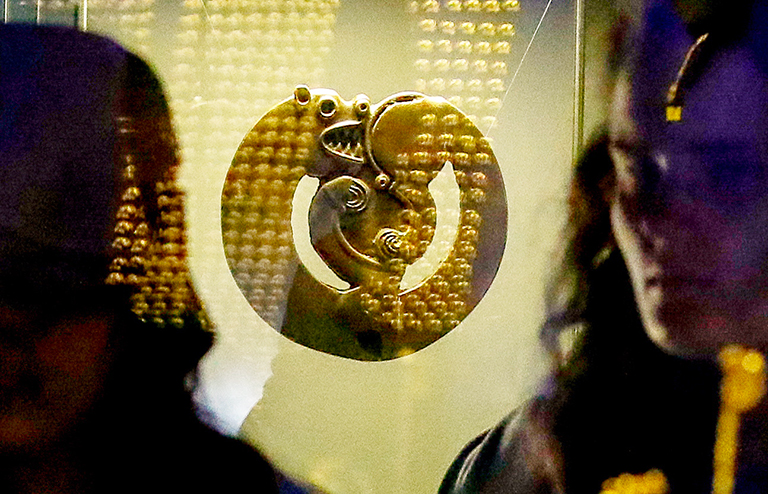 На фото: бронзовая бляха в форме свернувшейся пантеры, обнаруженная тувинским археологом Монгушем Маннай-оолом в кургане "Аржаан-1", на выставке "Сокровища Долины царей" в Национальном музее Республики Тыва