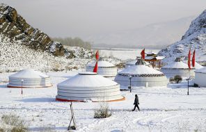 На фото: юрты на территории этнокультурного комплекса "Алдын-Булак" в Тандинский районе.